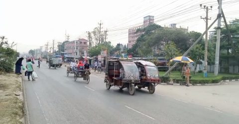 মহাসড়কে বীরদর্পে চলছে অনুমোদনহীন থ্রি-হুইলার অটোরিক্সা ও ইজিবাইক