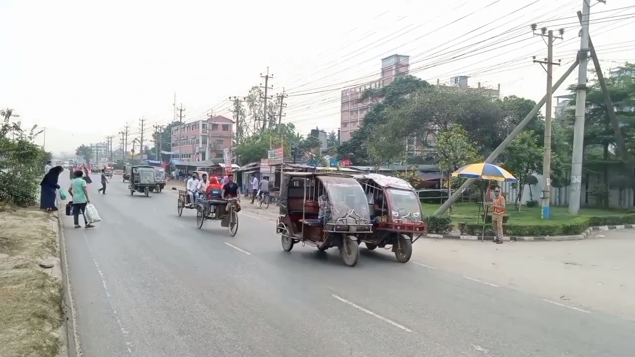 মহাসড়কে বীরদর্পে চলছে অনুমোদনহীন থ্রি-হুইলার অটোরিক্সা ও ইজিবাইক