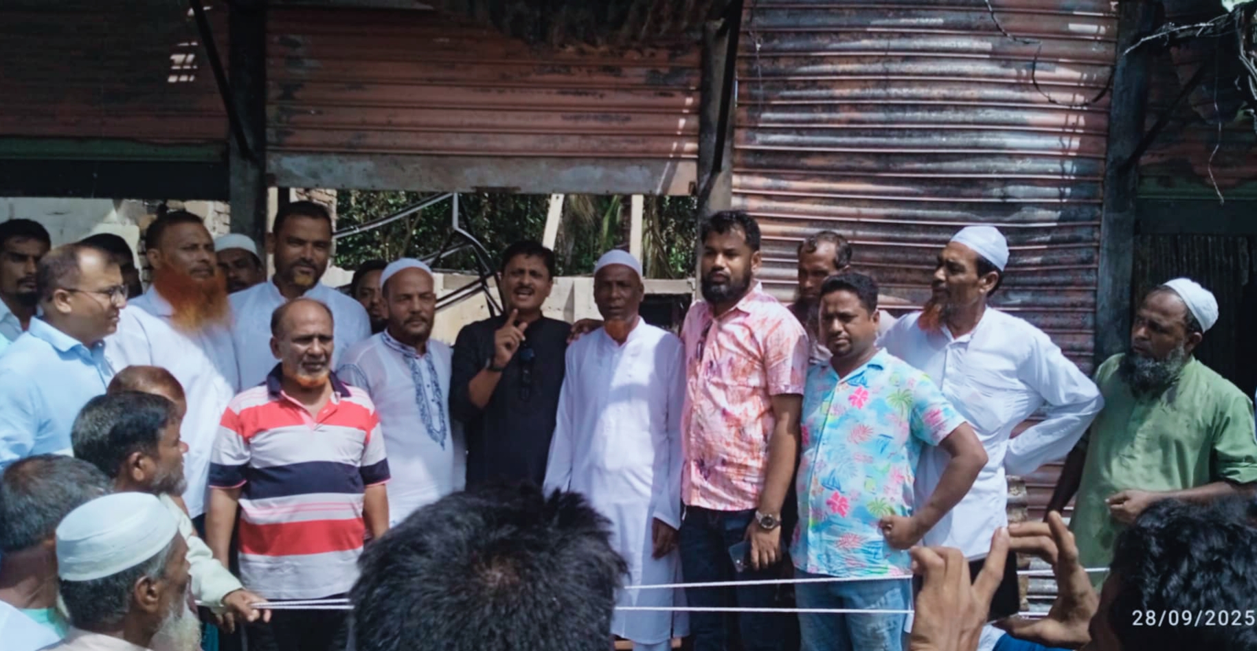 হিজলায় বৈদ্যুতিক শর্ট সার্কিটে ভয়াবহ অগ্নিকান্ডে ৫টি দোকান পুড়ে ছাই, প্রায় দেড় কোটি টাকার ক্ষয়ক্ষতি