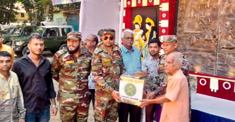 বোয়ালখালীতে দুর্গাপূজা উপলক্ষে সেনাবাহিনীর উপহার সামগ্রী বিতরণ
