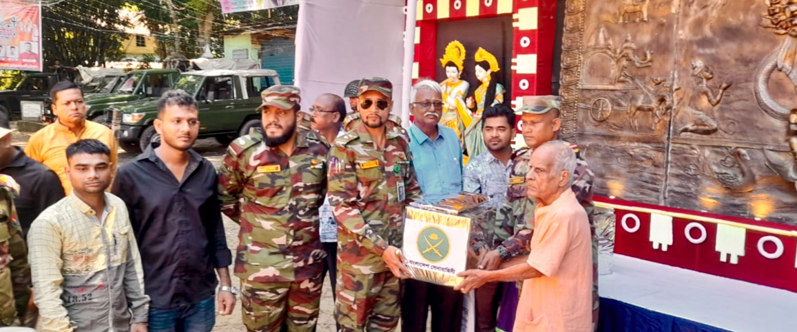 বোয়ালখালীতে দুর্গাপূজা উপলক্ষে সেনাবাহিনীর উপহার সামগ্রী বিতরণ