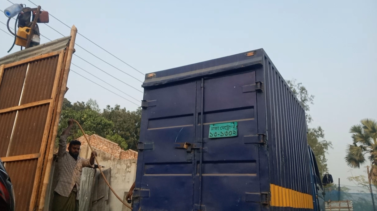 আঞ্চলিক সড়কের পয়েন্টে পয়েন্টে চোরাই তেলের দোকান, ক্ষতিগ্রস্ত হচ্ছে গাড়ির মালিক ও প্রতিষ্ঠান