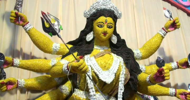 নাটোরে ৬৫ কেজি মুগ ডালের ব্যতিক্রমী দুর্গা প্রতিমা