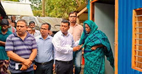 কোটালীপাড়ায় ইউএনওর উপহারে নতুন ঘরে অসহায় সোনাবান বিবি