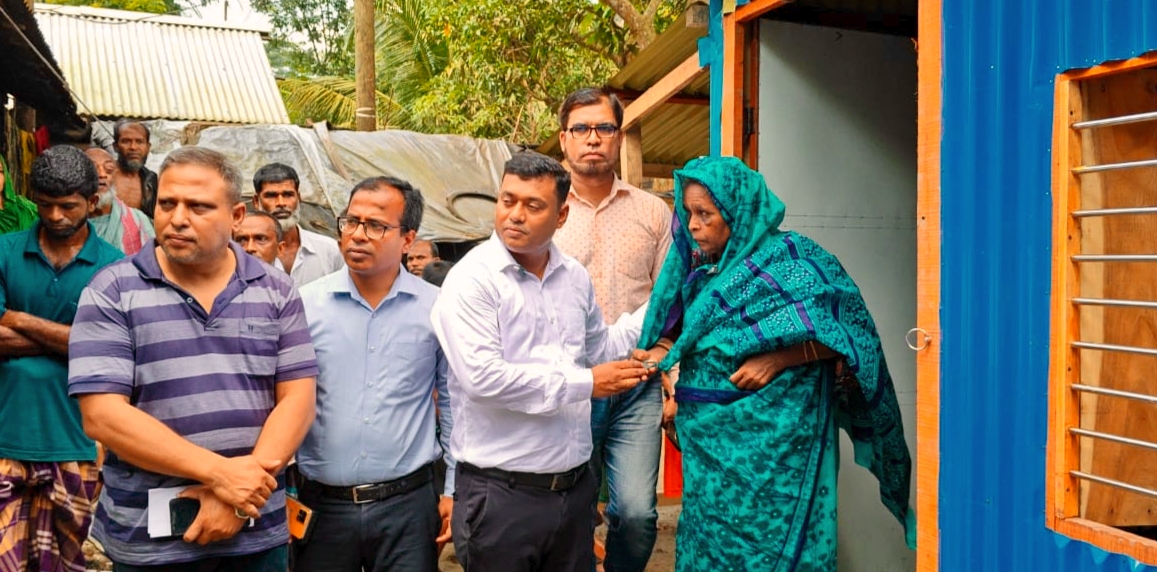 কোটালীপাড়ায় ইউএনওর উপহারে নতুন ঘরে অসহায় সোনাবান বিবি