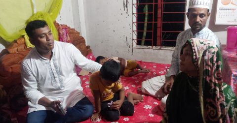 অসহায় মায়ের দুঃখ ভাগ করে নিলেন ইউএনও মাসুম বিল্লাহ