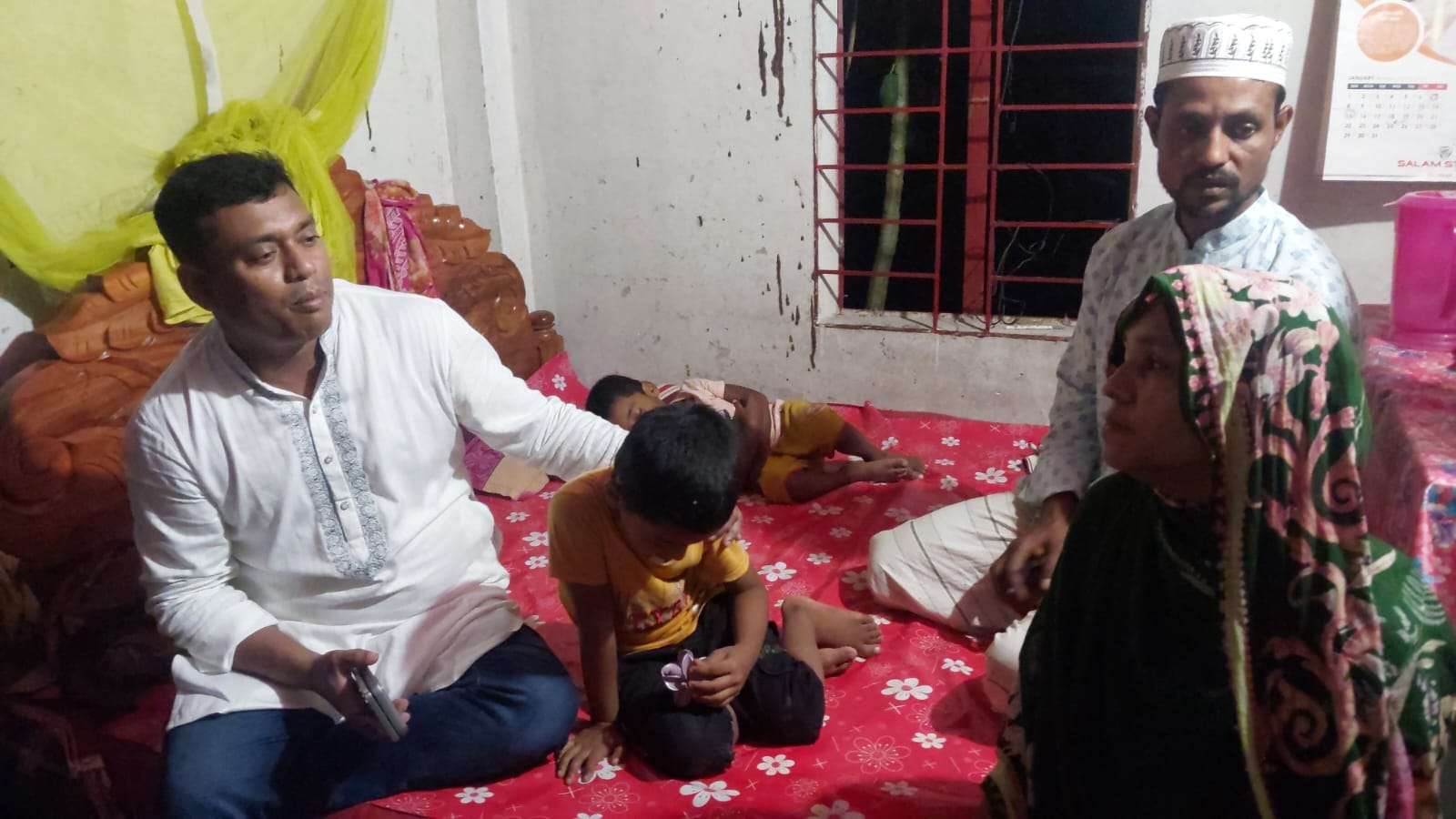 অসহায় মায়ের দুঃখ ভাগ করে নিলেন ইউএনও মাসুম বিল্লাহ