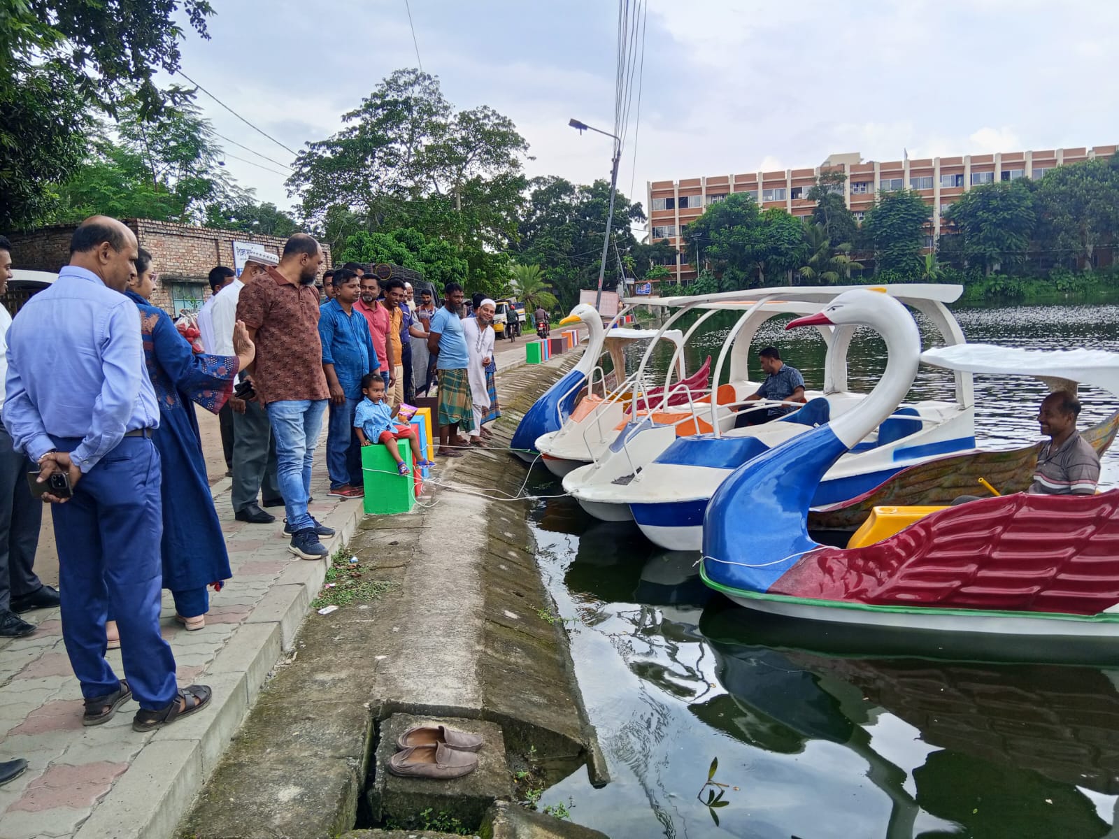 বর্ণিল সাজে কোটালীপাড়া উপজেলা পরিষদ লেক