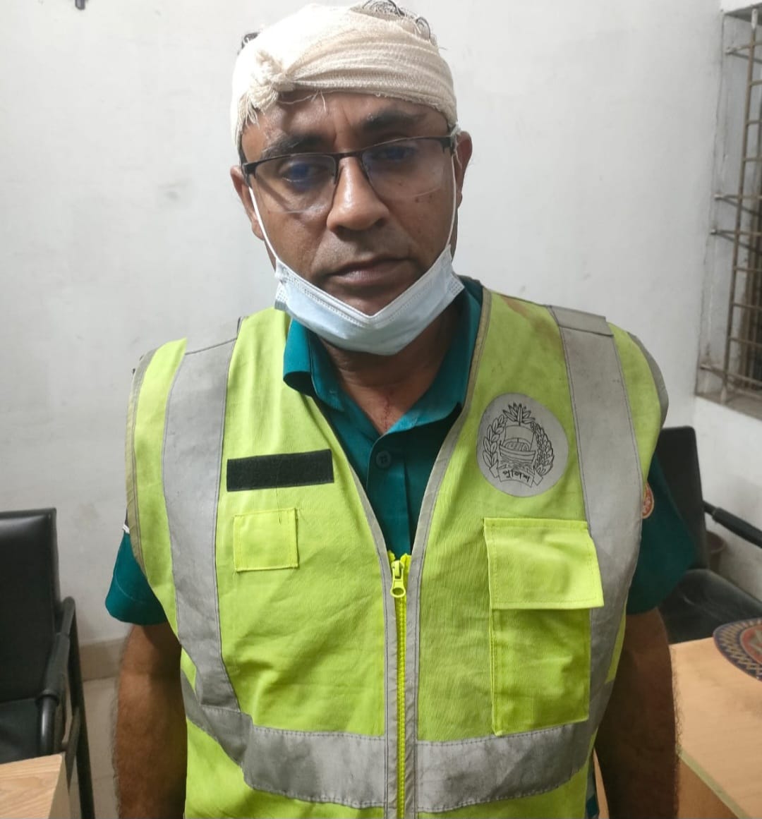 টঙ্গীতে ট্রাফিক পুলিশের মাথা ফাটালেন অটোরিকশা চালক