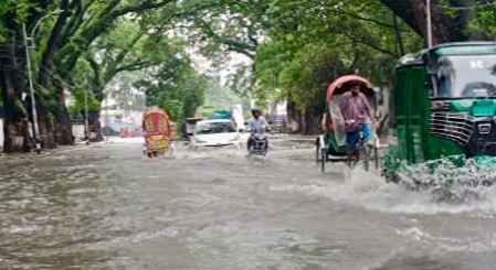 রাজধানীতে রাতভর বৃষ্টিপাত, সড়কে জলাবদ্ধতায় চরম ভোগান্তিতে জনজীবন