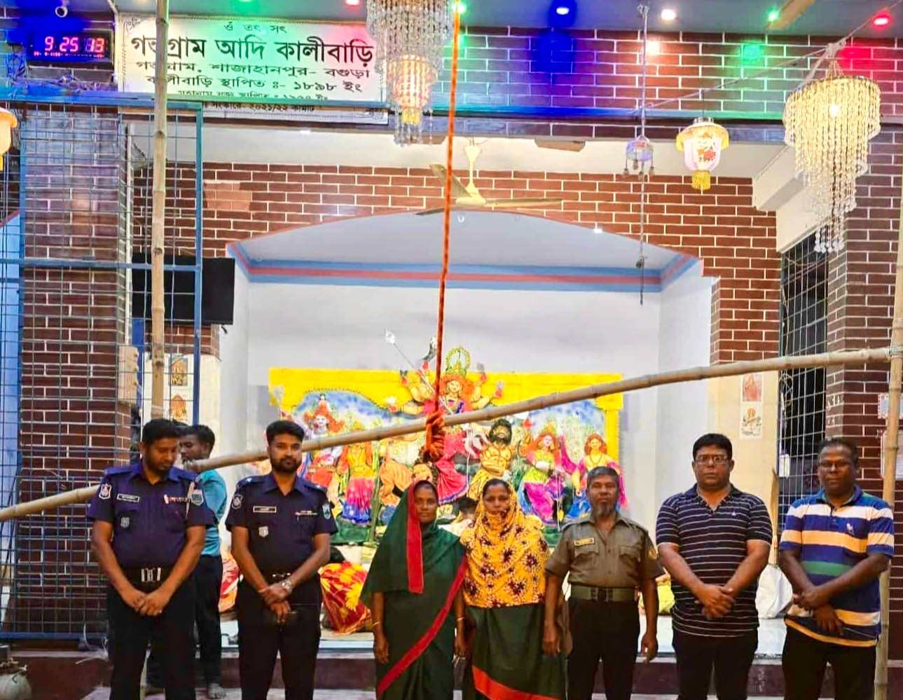 শাজাহানপুরে বিভিন্ন পূজা মণ্ডপ পরিদর্শনে ওসি শফিকুল ইসলাম