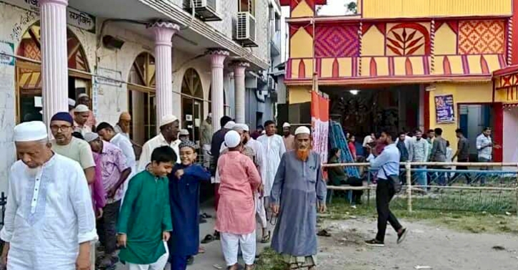 লালমনিরহাটে একই উঠানে মসজিদ-মন্দির: শতবর্ষের সম্প্রীতির দৃষ্টান্ত 