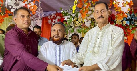 শ্রীপুরে পূজামণ্ডপে তারেক রহমানের পক্ষ থেকে উপহার প্রদান