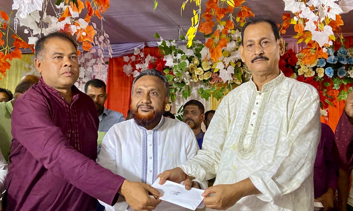 শ্রীপুরে পূজামণ্ডপে তারেক রহমানের পক্ষ থেকে উপহার প্রদান