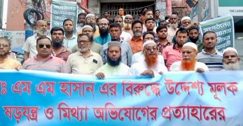 কুমিল্লা মেডিকেল কলেজে ষড়যন্ত্রমূলক সংবাদ সম্মেলনের প্রতিবাদে মানববন্ধন