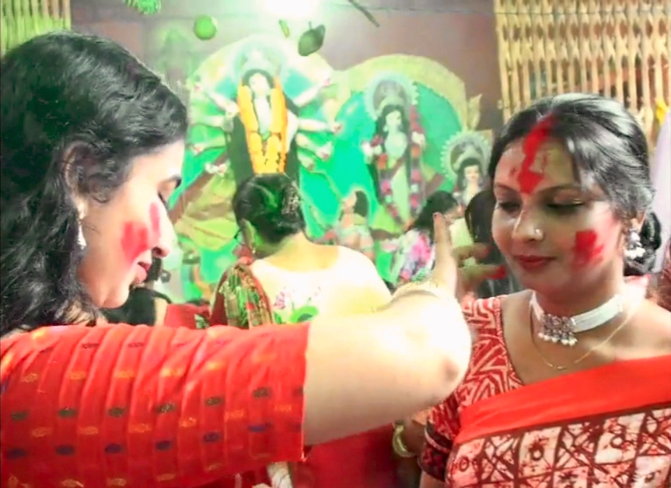 পূজা-সিঁদুর খেলার মধ্য দিয়েই নাটোরে শারদীয় দুর্গোৎসবের সমাপ্তি