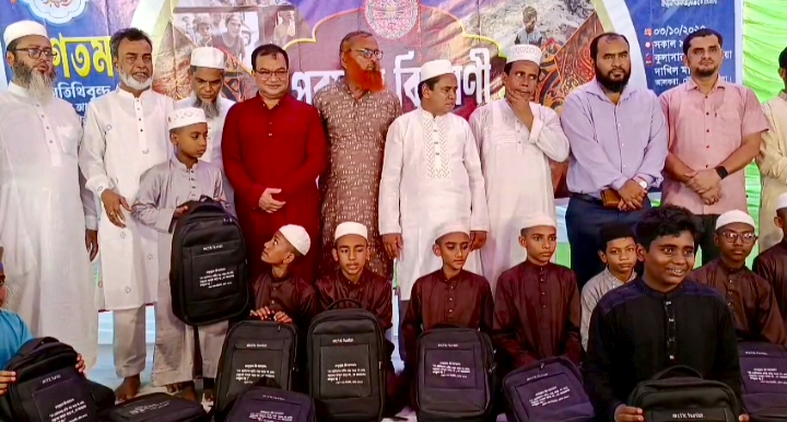 চৌদ্দগ্রামে ৪০ দিন জামাতে নামাজ আদায় করা শিশু-কিশোরদের পুরস্কার বিতরণ