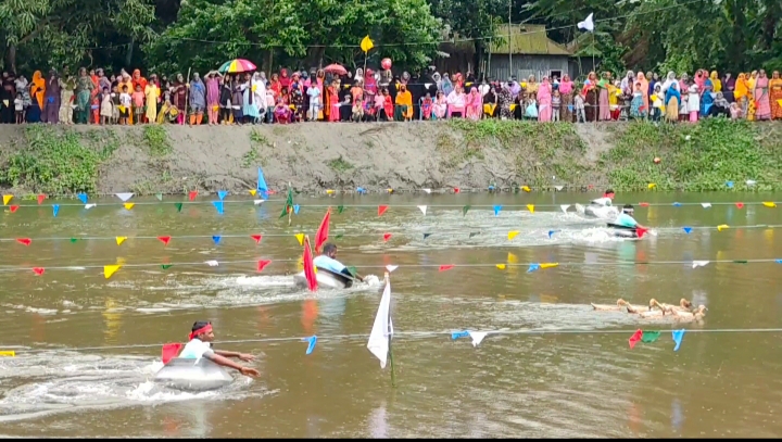 গোপালপুরে উৎসবমুখর পরিবেশে পাতিল বাইচ অনুষ্ঠিত