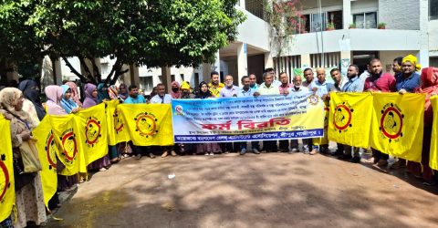 শ্রীপুরে ৬ দফা দাবিতে স্বাস্থ্য সহকারীরা কর্ম বিরতিতে