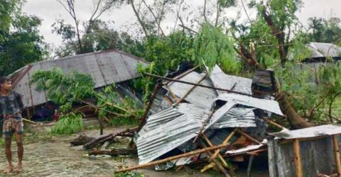 রংপুরে ভয়াবহ ঘূর্ণিঝড়ে লণ্ডভণ্ড কয়েকশত ঘর-বাড়ী