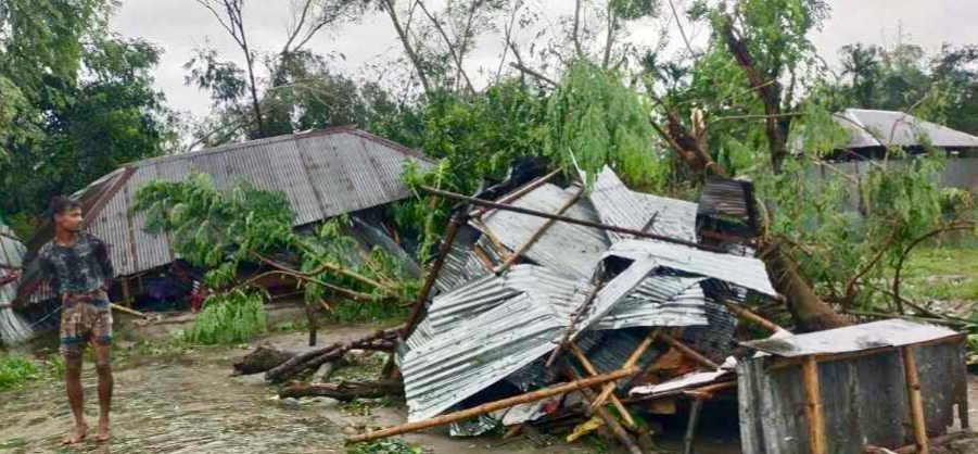 রংপুরে ভয়াবহ ঘূর্ণিঝড়ে লণ্ডভণ্ড কয়েকশত ঘর-বাড়ী
