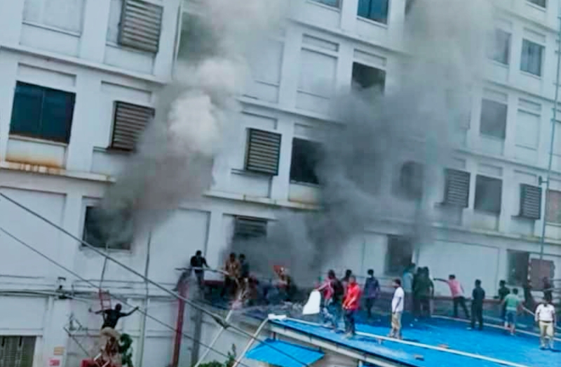 আশুলিয়ায় পোশাক কারখানায় ভয়াবহ অগ্নিকান্ড