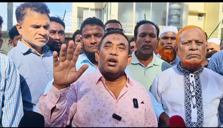 টেকনাফে স্থলবন্দর সচল করার দাবিতে প্রতিবাদ ও মানববন্ধন অনুষ্ঠিত