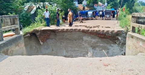 টাঙ্গাইলে ব্রিজের সংযোগ সড়ক ভেঙে যাওয়ায় লক্ষাধিক মানুষ ভোগান্তিতে