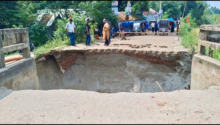 টাঙ্গাইলে ব্রিজের সংযোগ সড়ক ভেঙে যাওয়ায় লক্ষাধিক মানুষ ভোগান্তিতে