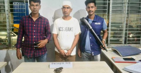 আশুলিয়ায় বিদেশি রিভলভারসহ ডাকাতির প্রস্তুতিকালে গ্রেপ্তার- ১
