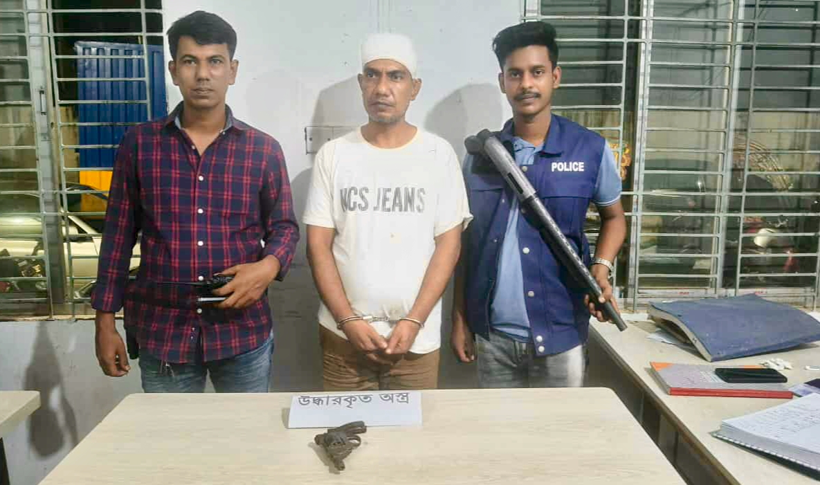আশুলিয়ায় বিদেশি রিভলভারসহ ডাকাতির প্রস্তুতিকালে গ্রেপ্তার- ১