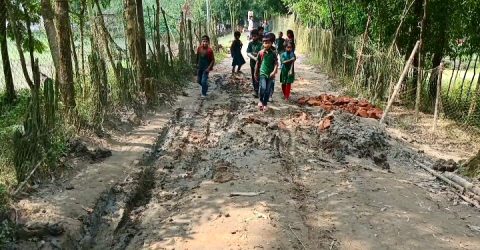 ১৫ বছরের অবহেলিত রাস্তা নিজ অর্থায়নে সংস্কার করলেন ইউপি সদস্য