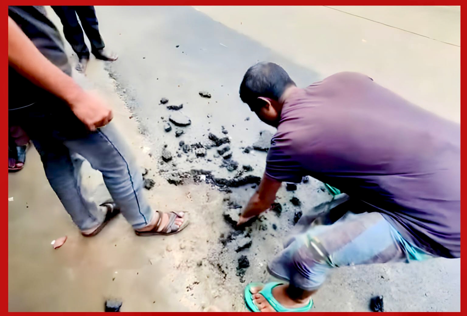 কাউনিয়ায় কোটি টাকার রাস্তায় হাতেই উঠছে কার্পেটিং, ভিডিও ভাইরাল