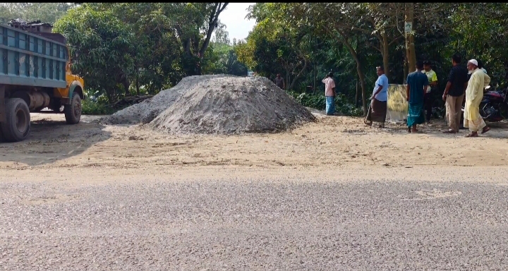 ৫০ লাখ টাকা চাঁদা না দেয়ায় রাস্তা বন্ধ করে দেয়ার অভিযোগ বিএনপি নেতাদের বিরুদ্ধে