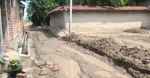 দিনাজপুরে রাস্তার কাজ বন্ধ, খানা-খন্দে চরম ভোগান্তিতে এলাকাবাসী