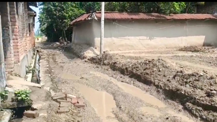 দিনাজপুরে রাস্তার কাজ বন্ধ, খানা-খন্দে চরম ভোগান্তিতে এলাকাবাসী