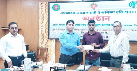 অসচ্ছল মেধাবী শিক্ষার্থীদের উচ্চশিক্ষা বৃত্তি প্রদান ‘ডাক দিয়ে যাই’