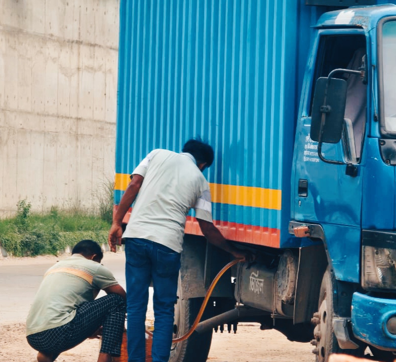 গাজীপুরে ফের সক্রিয় চোরাই তেলের সিন্ডিকেট: দিনে রাতে চলছে তেল নামানোর কারসাজি’