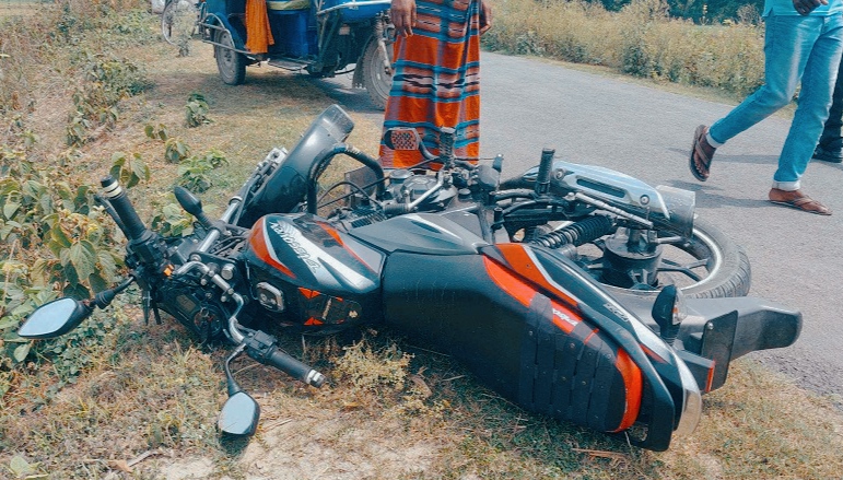 নোয়াখালীতে মোটরসাইকেল দুর্ঘটনায় চালক-পথচারীসহ নিহত-২