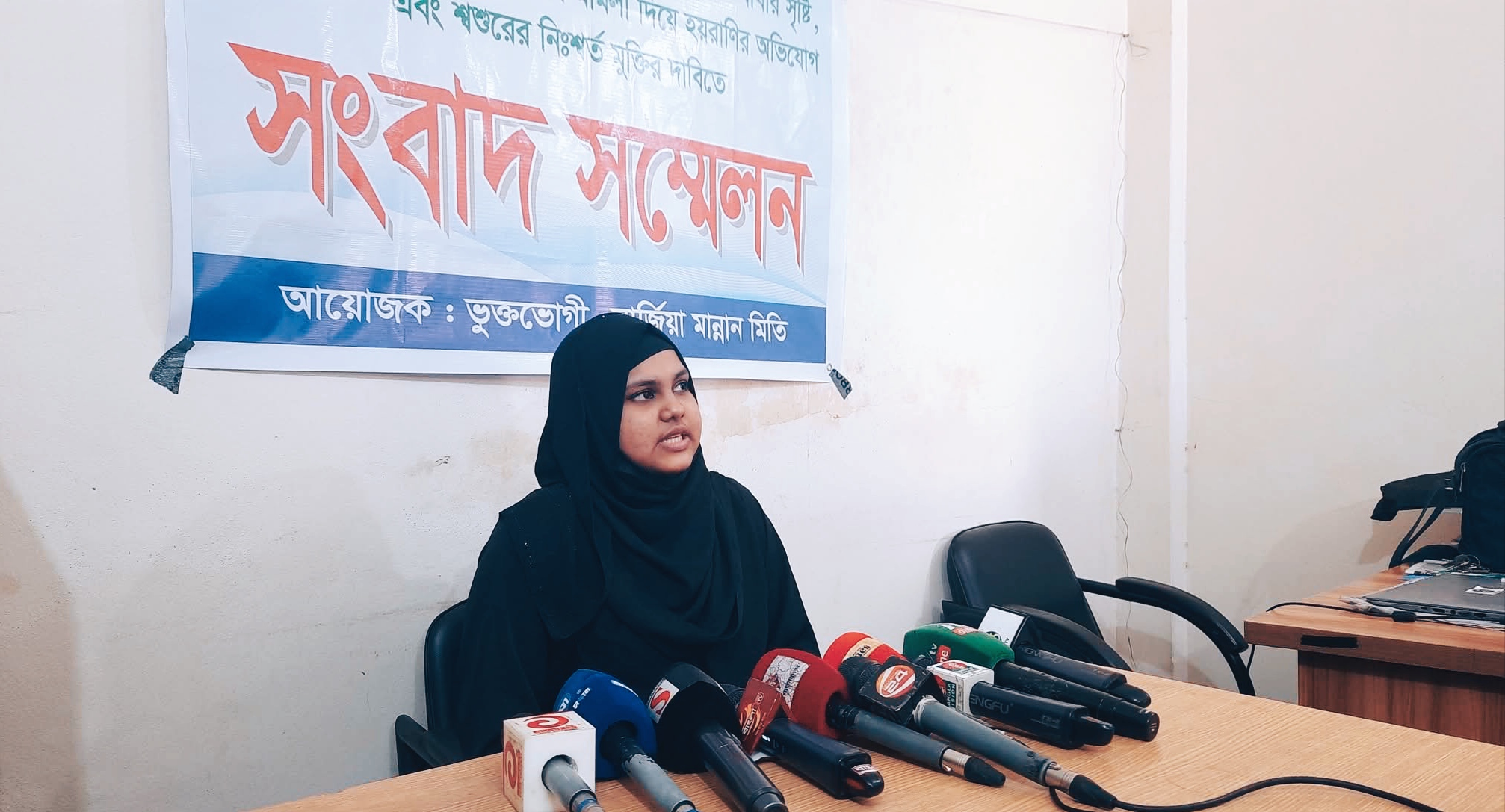 সংসার বাঁচাতে বাবার বিরুদ্ধে সংবাদ সম্মেলন করলেন মেয়ে!