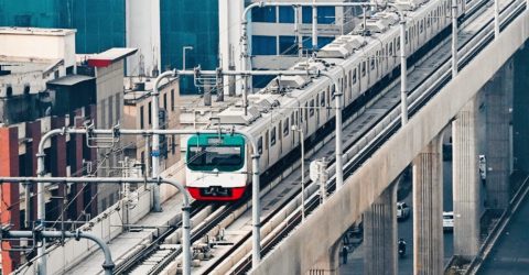 মেট্রোরেলের পিলারের বিয়ারিং প্যাড খুলে পথচারী নিহত, মেট্রোরেল চলাচল বন্ধ’