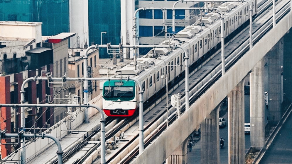মেট্রোরেলের পিলারের বিয়ারিং প্যাড খুলে পথচারী নিহত, মেট্রোরেল চলাচল বন্ধ’
