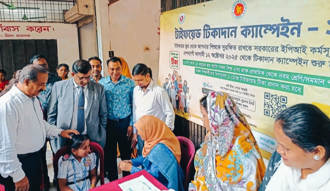 ময়মনসিংহে টাইফয়েড টিকাদান ক্যাম্পেইন পরিদর্শনে বিভাগীয় কমিশনার