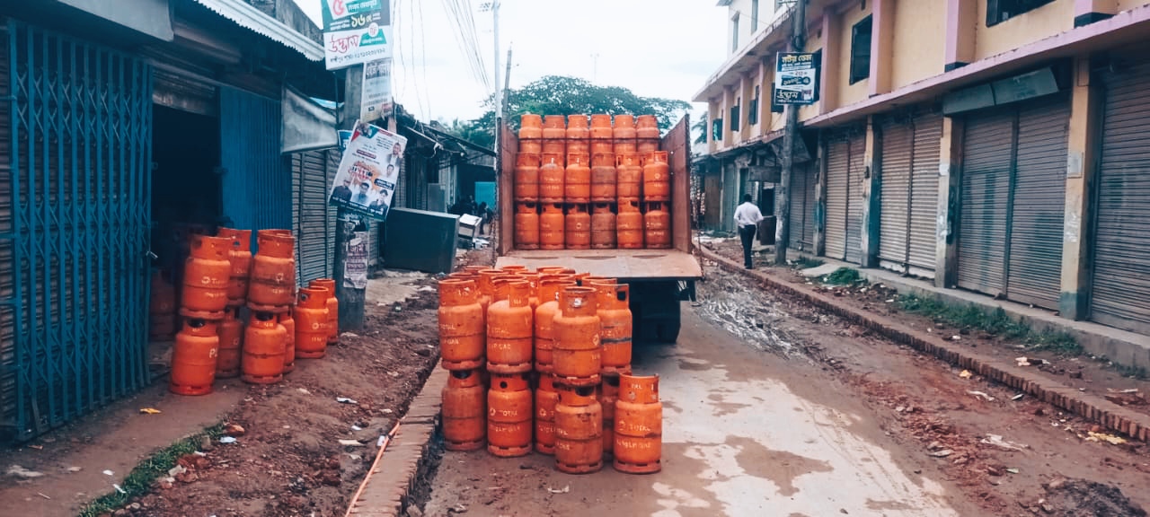 রামগঞ্জে গ্যাস সিলিন্ডার ব্যবসায় নৈরাজ্য—দোকানে দোকানে অবৈধ মজুদ!