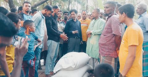 সরকারি চাল আত্মসাতের অভিযোগ, স্থানীয়দের হাতে ধরা পড়ল চার বস্তা, পরে উদ্ধার সাত