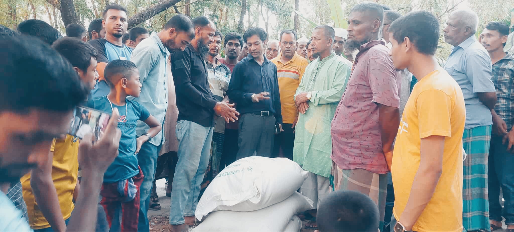 সরকারি চাল আত্মসাতের অভিযোগ, স্থানীয়দের হাতে ধরা পড়ল চার বস্তা, পরে উদ্ধার সাত