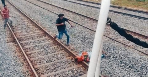 ছেলের মৃত্যুশোকে রেললাইনে শুয়ে পড়েন মা, চালকের বুদ্ধিতে রক্ষা পেল প্রাণ