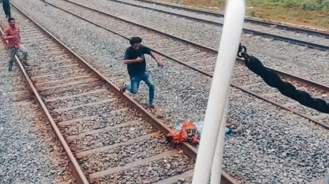 ছেলের মৃত্যুশোকে রেললাইনে শুয়ে পড়েন মা, চালকের বুদ্ধিতে রক্ষা পেল প্রাণ