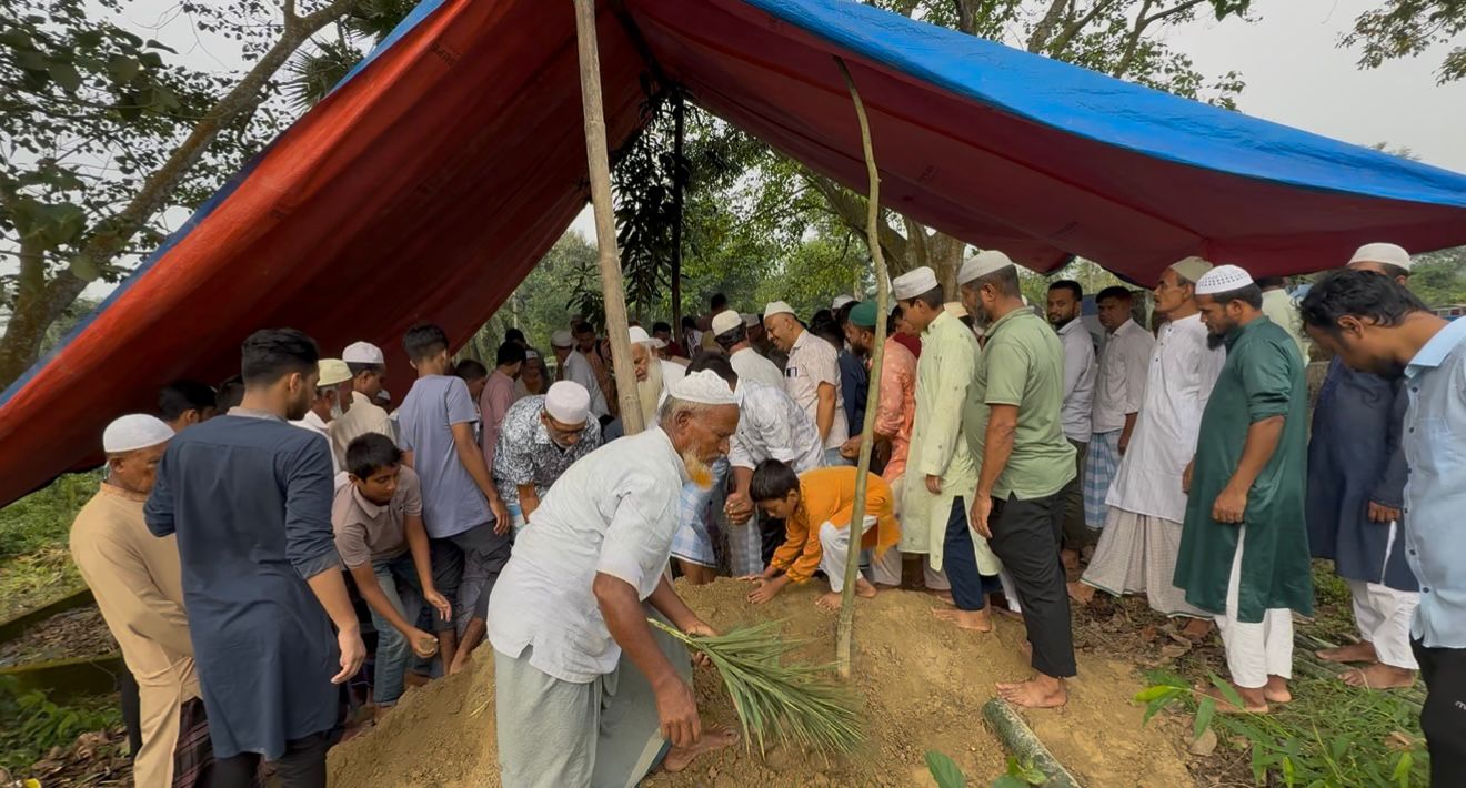 স্ত্রী সন্তান হারিয়ে নিঃস্ব দুই পরিবার ,চৌদ্দগ্রামে ৫ নারীর দাফন সম্পন্ন