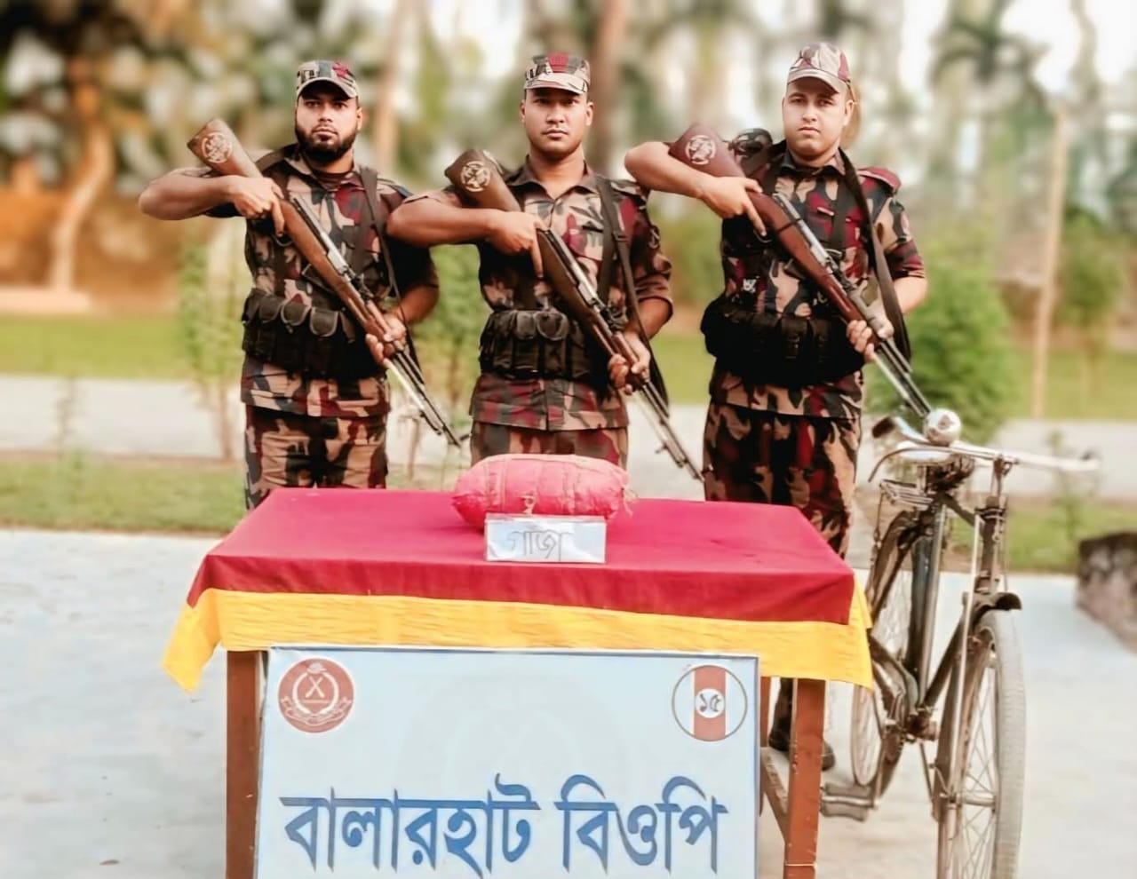 কুড়িগ্রামের সীমান্তে বিজিবি’র অভিযানে ভারতীয় ফেন্সিডিল ও গাঁজা জব্দ